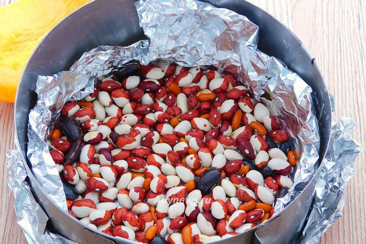 Застелить фольгой и насыпать груз (фасоль)