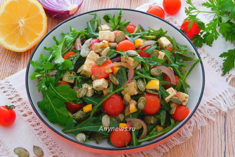 Салат с тыквенными семечками, рукколой и помидорами