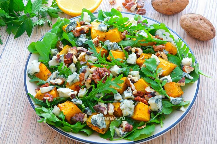 Салат с печеной тыквой, сыром и рукколой