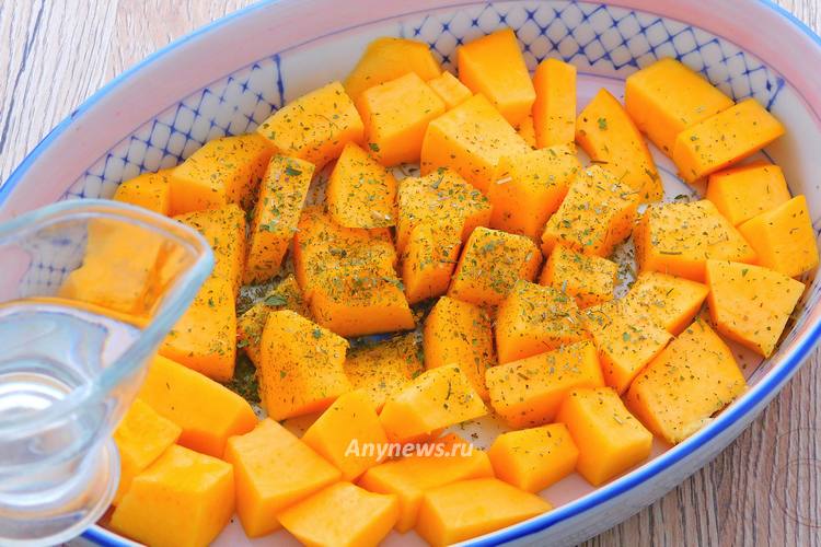Запечь кусочки тыквы в духовке