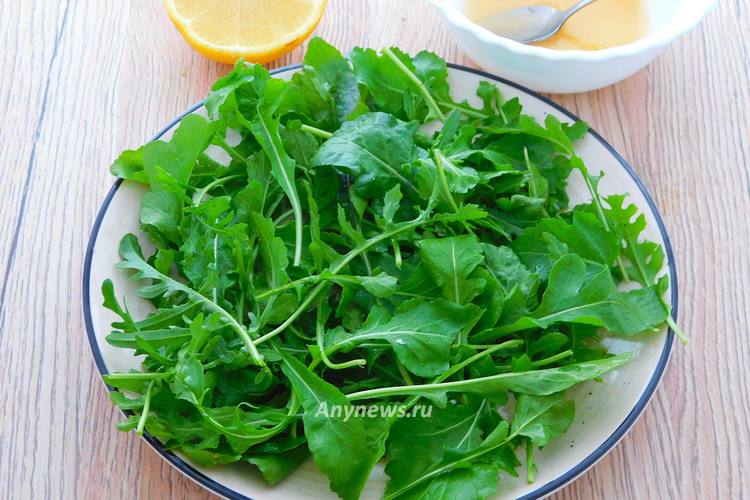Рукколу помыть, дать обсохнуть и выложить на тарелку