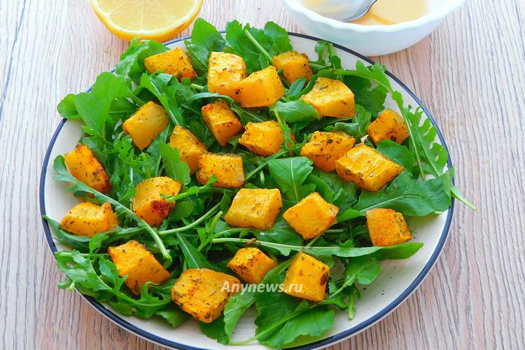 Распределить печеную тыкву по рукколе