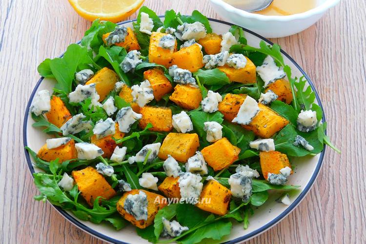 Сыр с голубой плесенью поломать и посыпать по салату