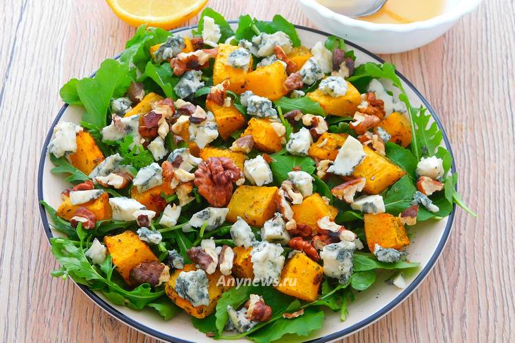 Разложить кусочки грецких орехов