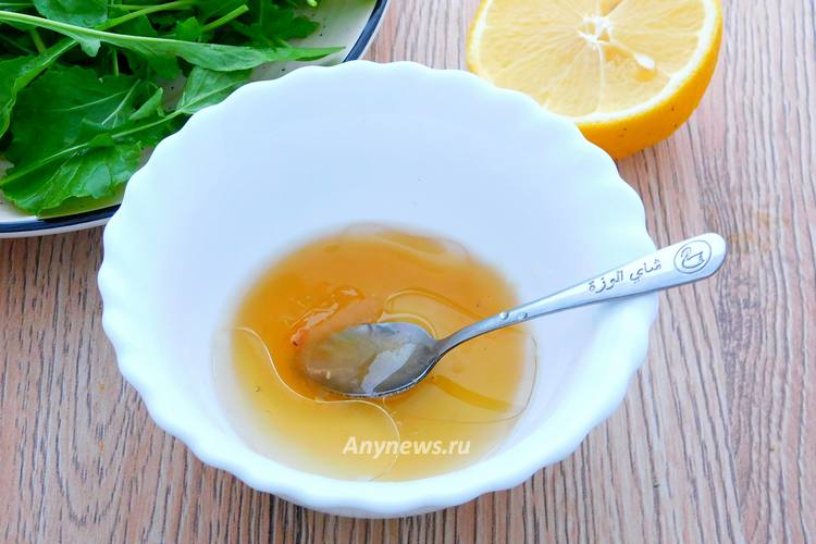 Для заправки смешать мед, растительное масло и лимонный сок