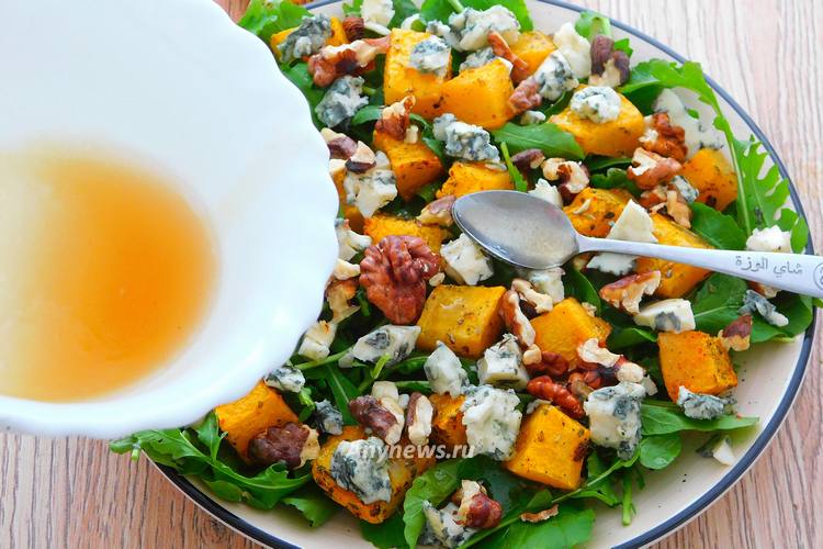 Полить салат с тыквой и сыром заправкой