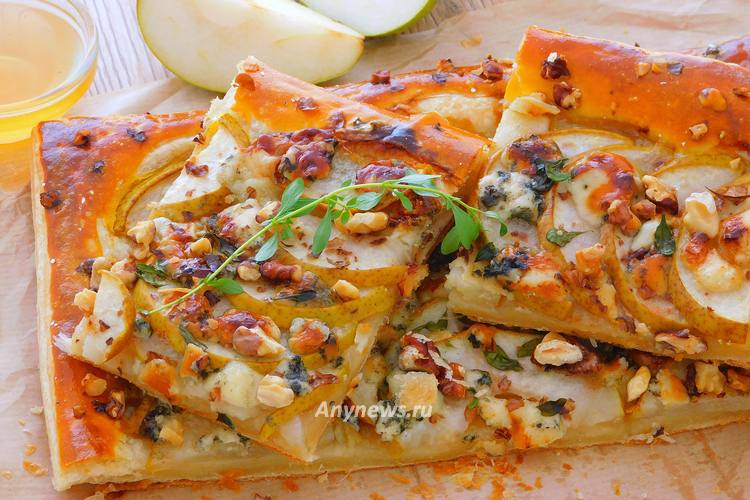 Слоеный пирог с грушей и сыром в духовке