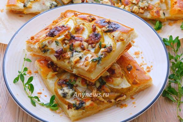 Слоеный пирог с грушей и сыром