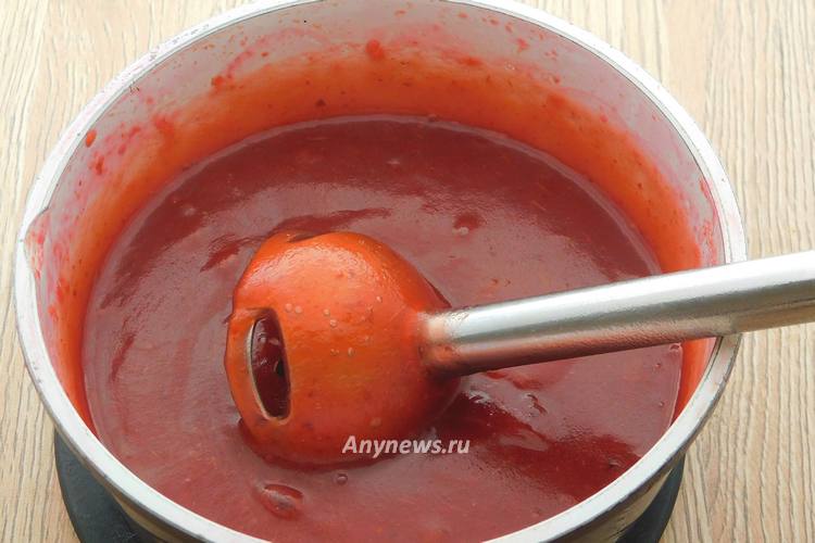 Пюрировать яблоки и сливы погружным блендером