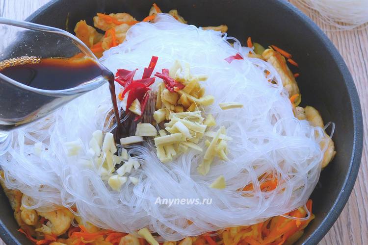 Выложить лапшу в сковородку