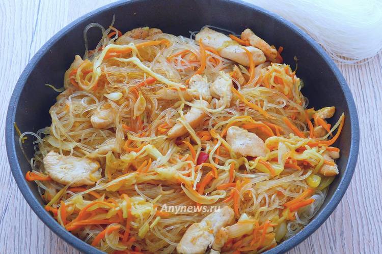 через пару минут снять блюдо с плиты