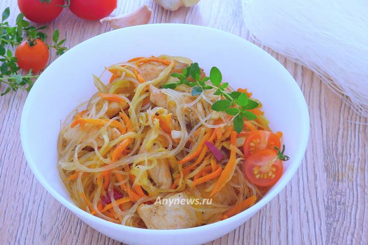 Фунчоза с курицей и кабачком на сковороде