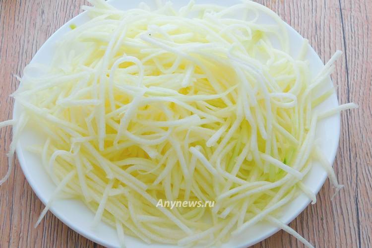 Кабачок натереть длинными тонкими лентами