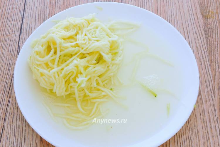 Хорошо отжать жидкость руками