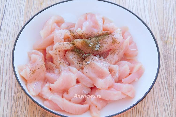 Куриное филе нарезать полосками
