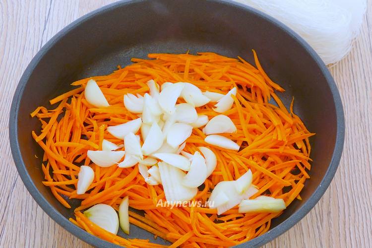 Морковку натереть на корейской терке