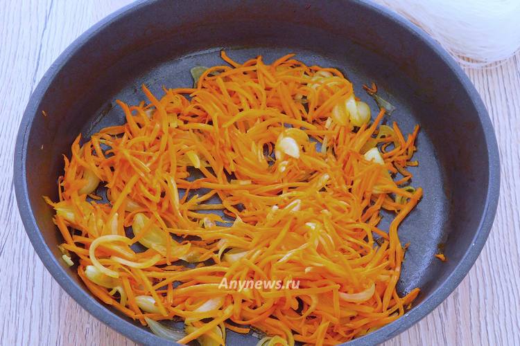 Обжарить лук до мягкости на сковороде