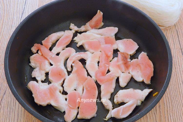 подлить немного масла и выложить курицу