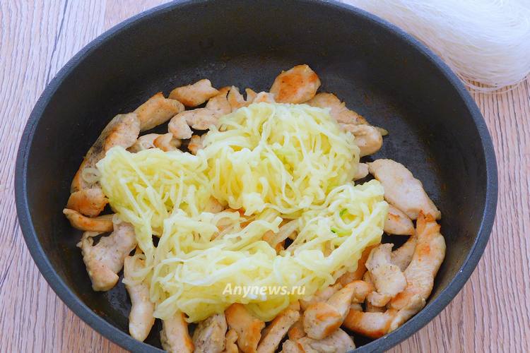 Добавить отжатый от жидкости кабачок