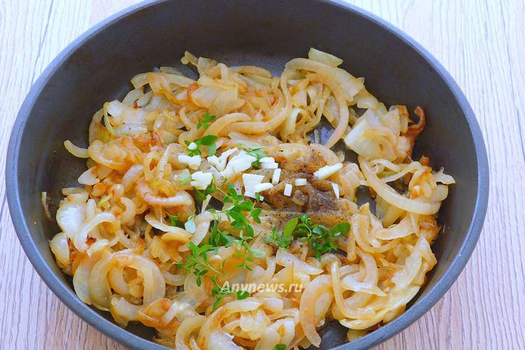 Лук нарезать полукольцами и спассеровать