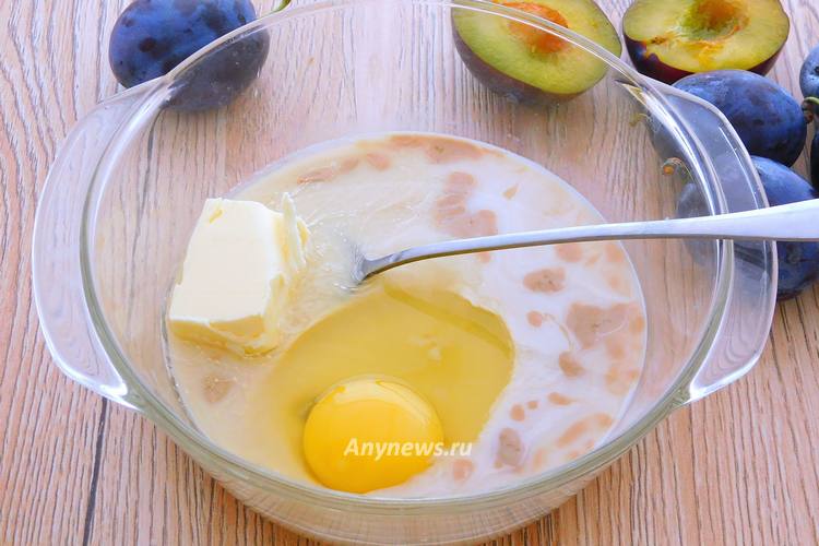 Добавить куриное яйцо и мягкое сливочное масло
