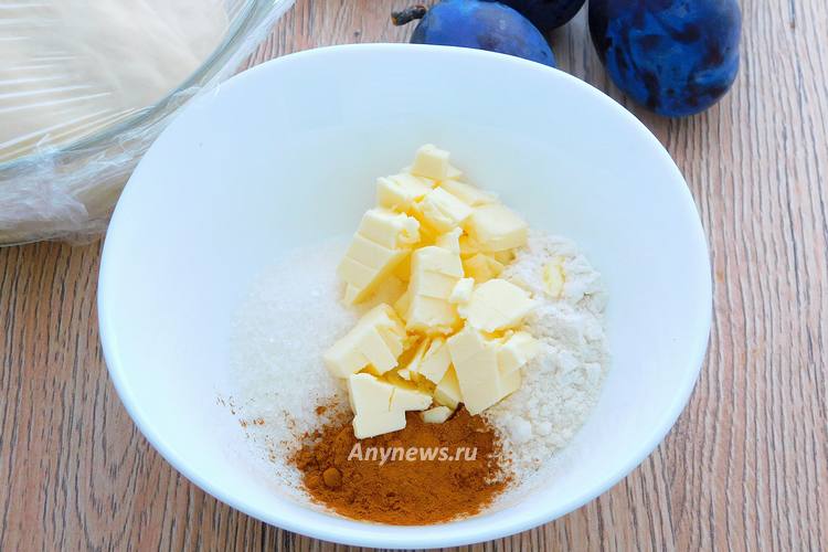 Для штрейзеля в миску поместить муку, сахар, корицу и сливочное масло