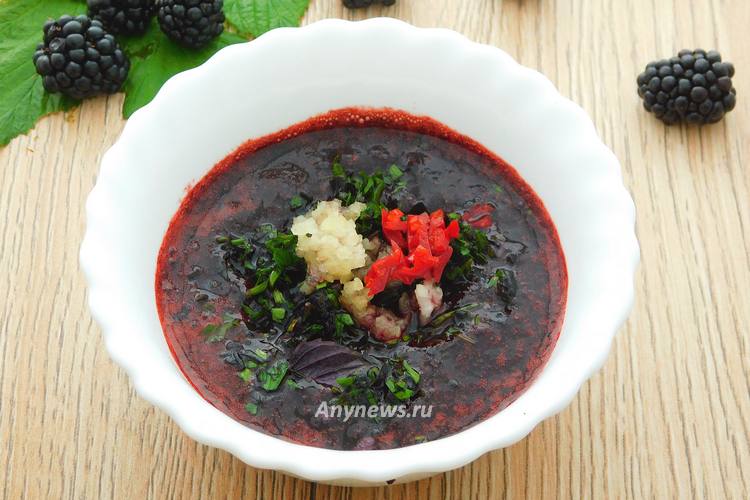 Измельчить ножом базилик, петрушку и острый перец