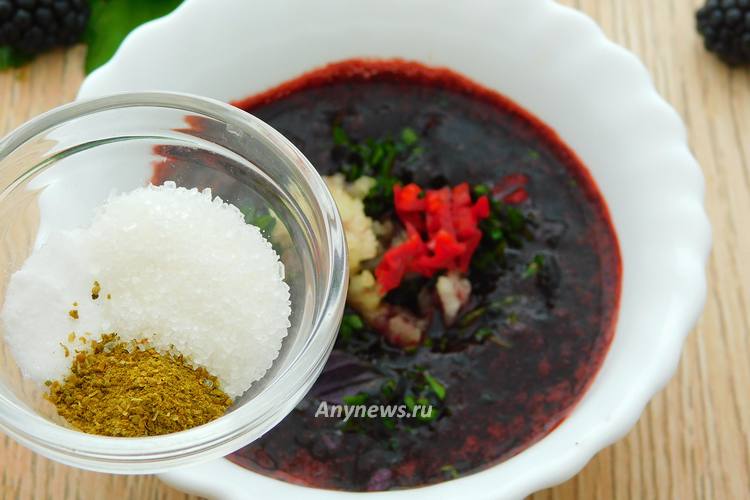 Добавить соль, сахар и хмели сунели