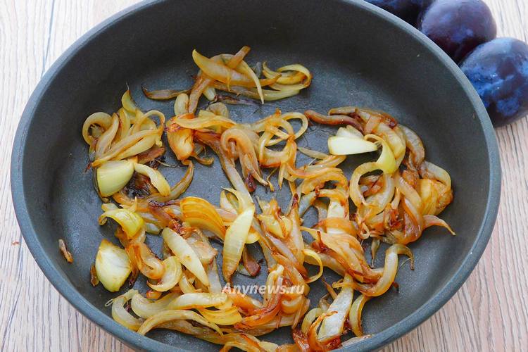 Репчатый лук измельчить лепестками, обжарить