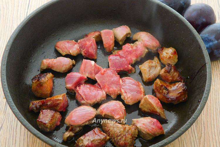 выложить говядину в сковороду