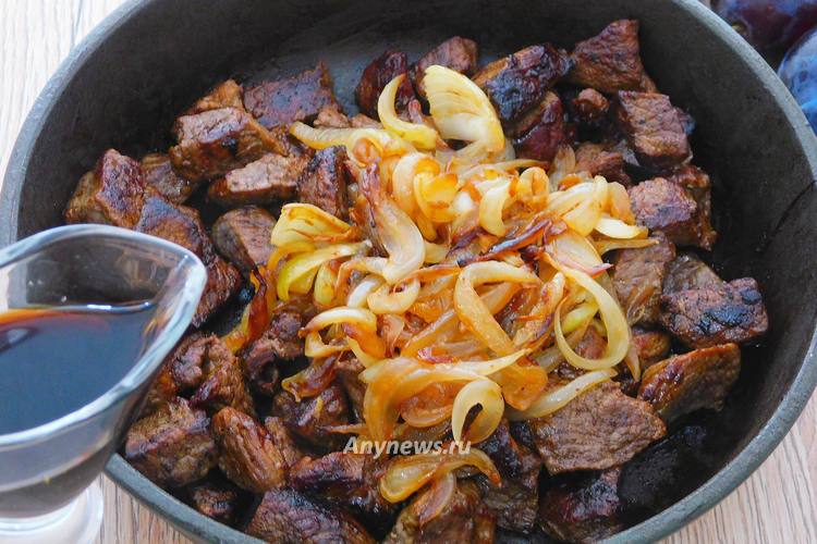 Вернуть лук, влить соевый соус