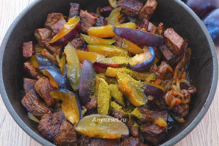 Половину слив нарезать произвольно, выложить в сковороду