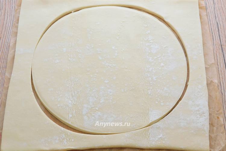 Вырезать круг из теста по диаметру дна формы