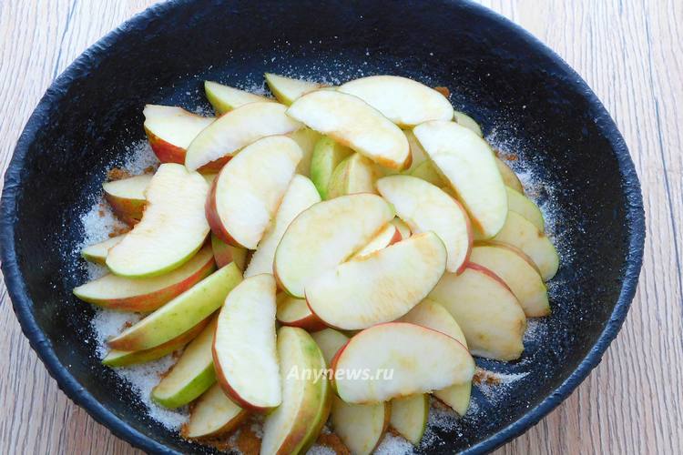 Яблоки очистить, нарезать дольками и уложить на сахар