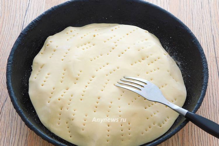 Сверху накрыть яблоки слоеным тестом