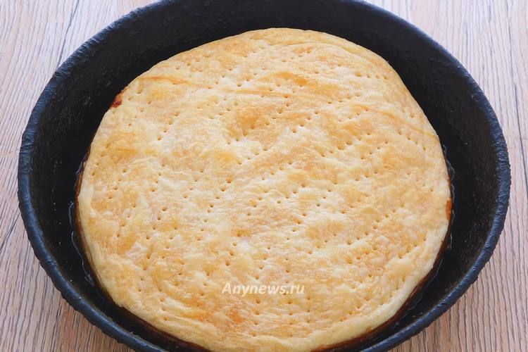 Выпекать яблочный пирог с карамелью в духовке 30 минут