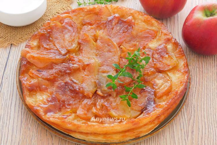 Аккуратно перевернуть яблочный пирог с карамелью на тарелку