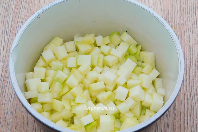 Кабачок очистить, нарезать небольшими кубиками