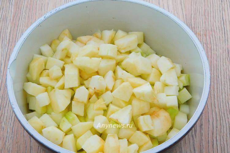 Яблоки очистить, нарезать небольшими кубиками