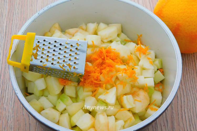 Апельсин обдать кипятком, снять оранжевый слой цедры