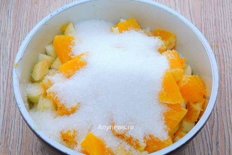 Всыпать в кастрюлю сахар