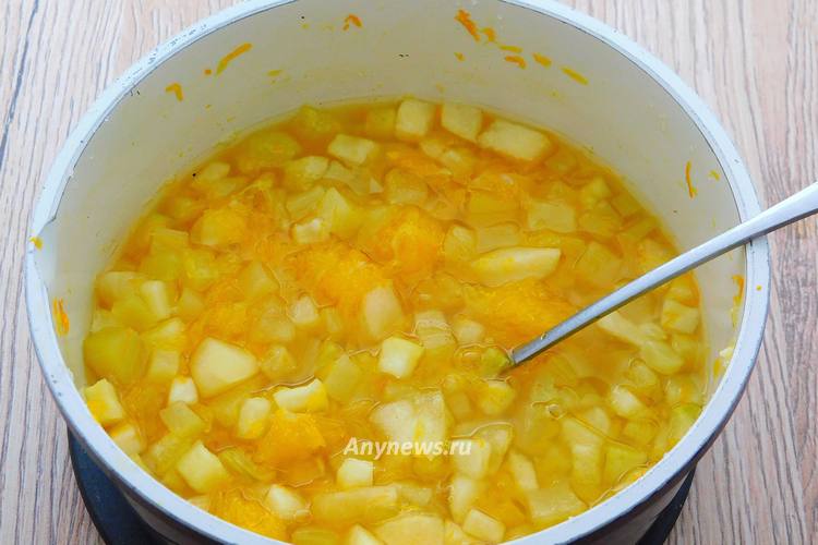 Поставить варенье из кабачков и яблок на плиту, варить 1 5 минут