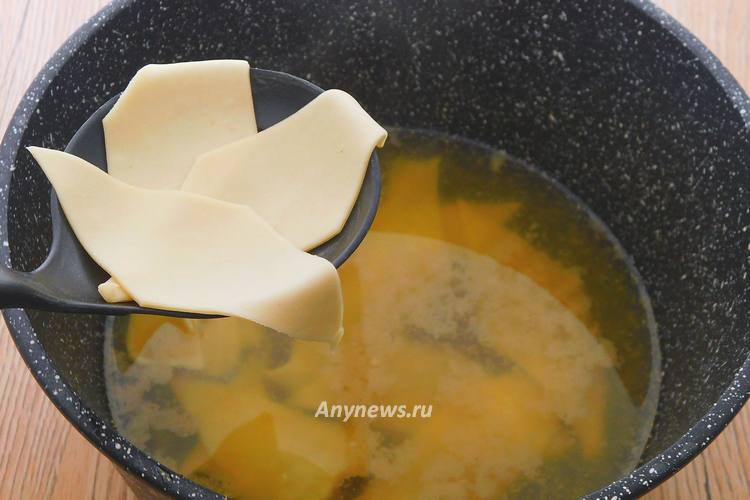 Бульон процедить через сито, добавить тесто