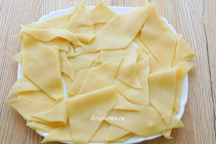 Всплывшее тесто достать на тарелку