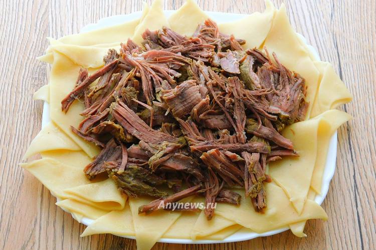 Гоаядину разобрать на волокна, высыпать на лапшу