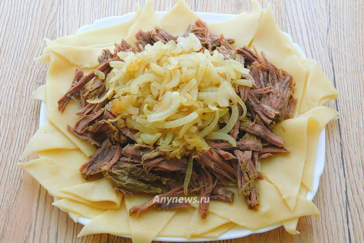 Сверху посыпать луком