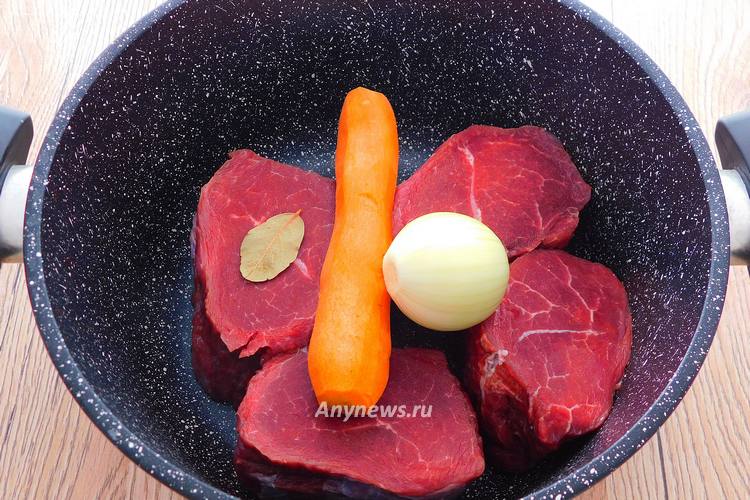 Говядину нарезать и сложить в кастрюлю