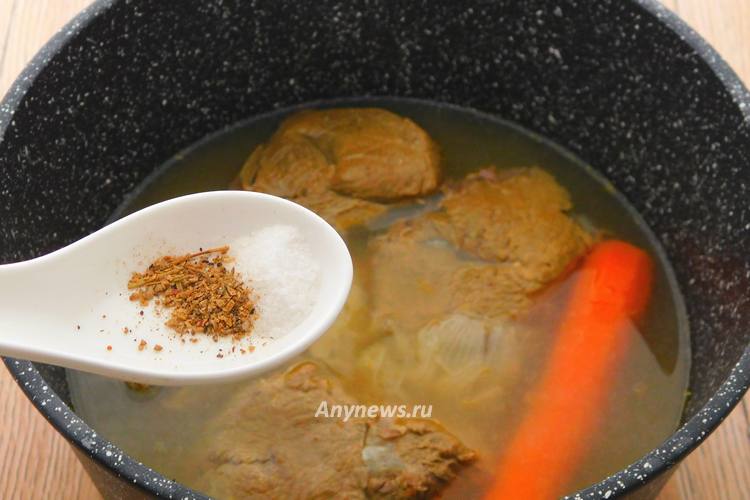 варить говядину на небольшом огне в течение 2-3 часов