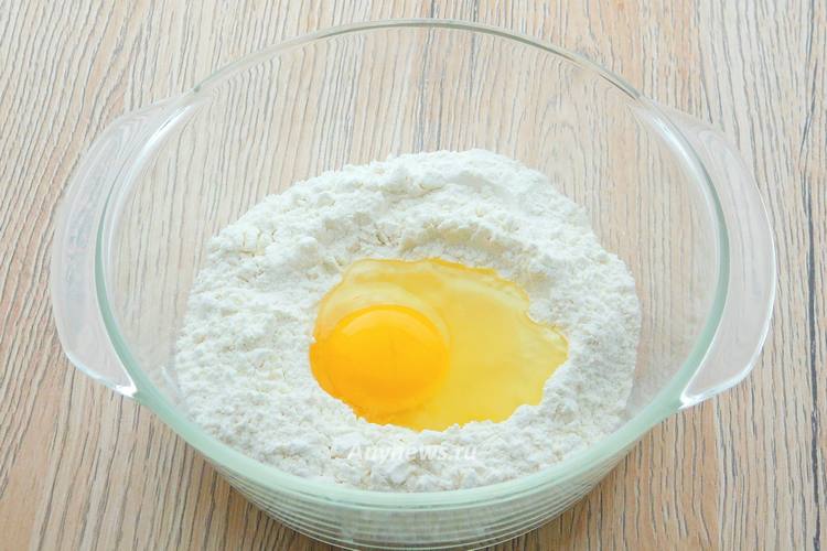 в миску насыпать муку и соль, разбить яйцо