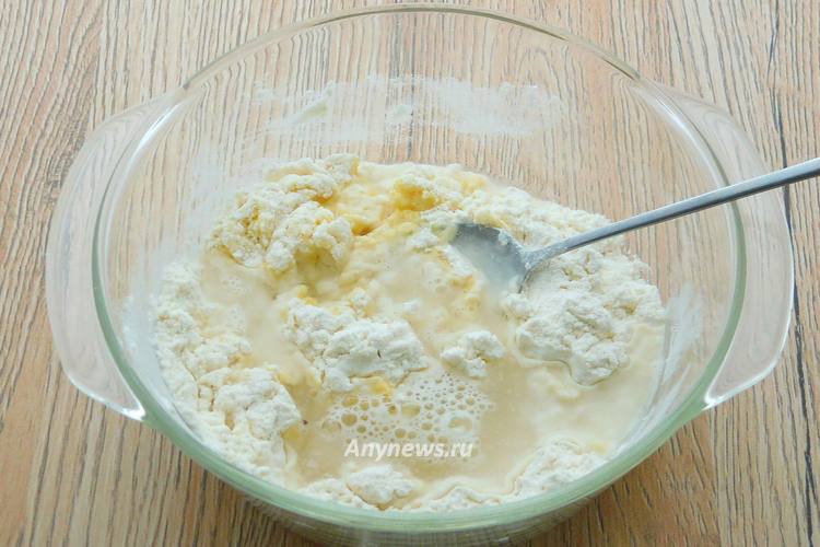 Смешать ингредиенты лапши, влить воду